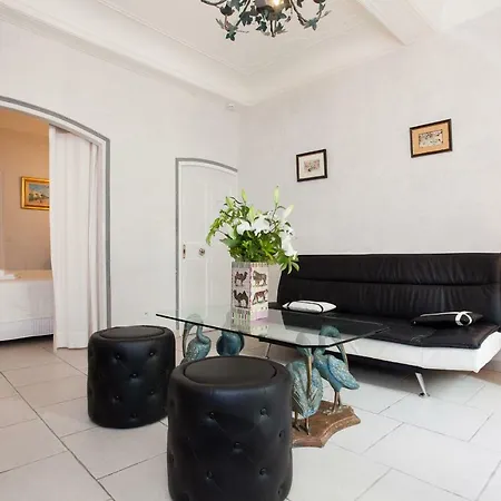 90 Rue Meynadier * Cannes